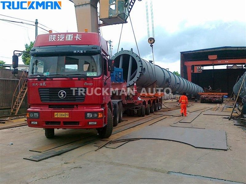 Semi-remorque surbaissée transportant une chargeuse sur pneus et un bulldozer jaunes