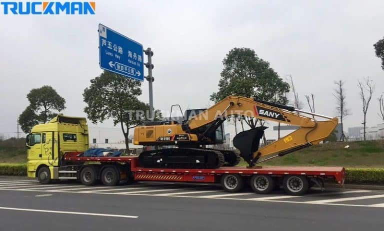 Semi-remorque surbaissée transportant des excavateurs SANY sur la route - capacité de transport d'équipements lourds