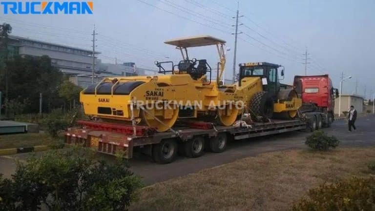 Semi-remorque surbaissée transportant un rouleau compresseur SAKAI - La polyvalence dans le transport d'engins lourds