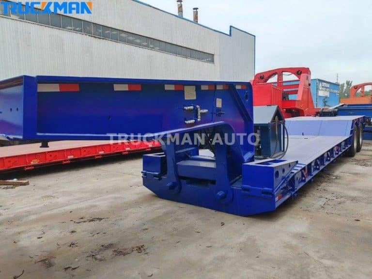 Semi-remorque surbaissée bleue, pouvant être présentée avec sa ridelle et son tube en col de cygne, construction robuste