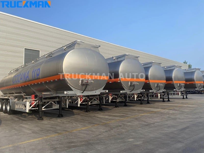 Une flotte de remorques-citernes TRUCKMAN AUTO stationnées en rangée, présentant leur conception robuste et leur capacité de stockage pour les besoins du transport de carburant industriel.