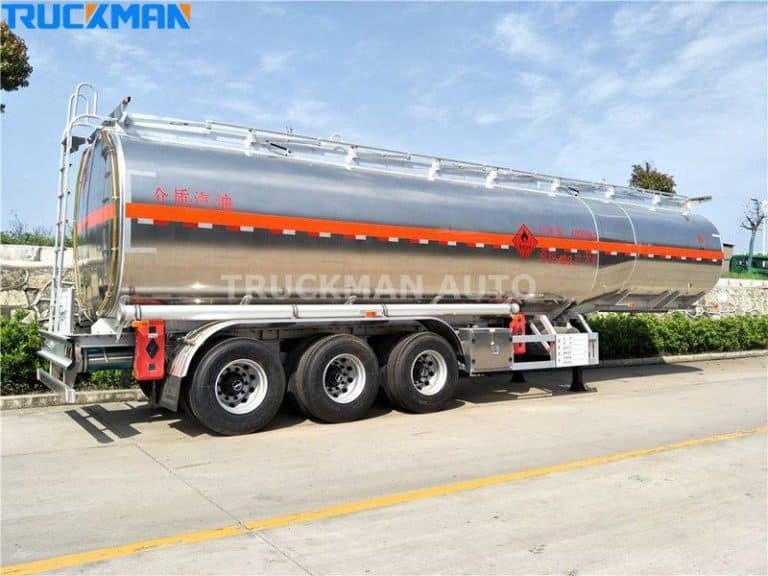 Remorque-citerne argentée prête pour l'inspection, démontrant l'importance du contrôle des valves et de l'entretien des pneus pour un transport en toute sécurité.