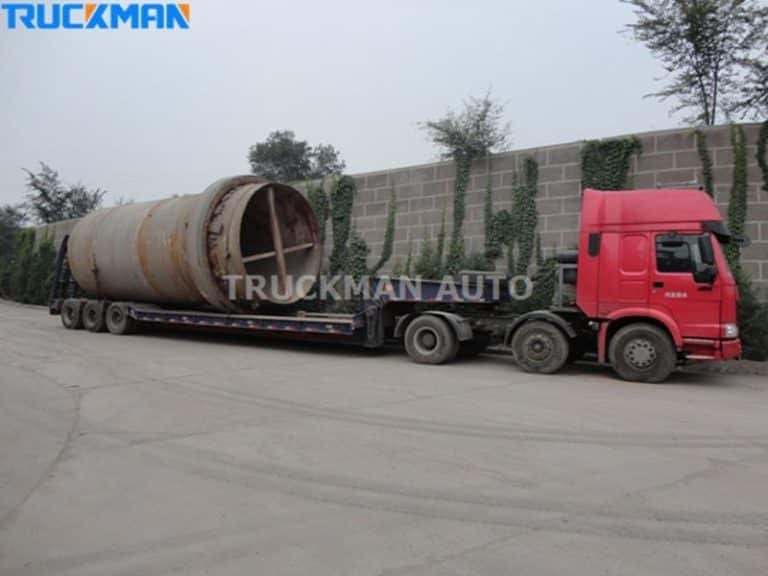 Semi-remorque surbaissée transportant des réservoirs industriels surdimensionnés, démontrant la capacité de la remorque à transporter des marchandises surdimensionnées.