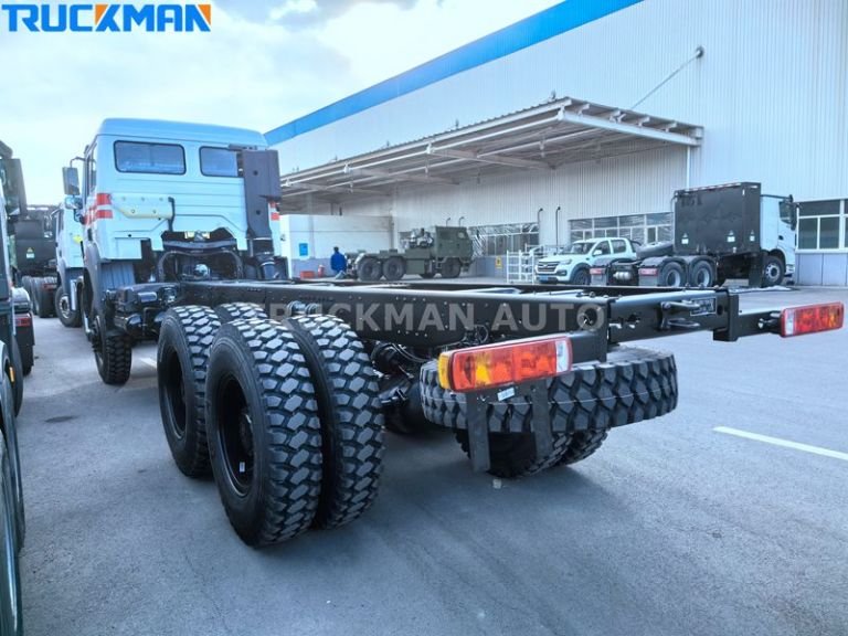 Vue arrière du camion BEIBEN 2642 AWD montrant l'essieu double et les détails du châssis
