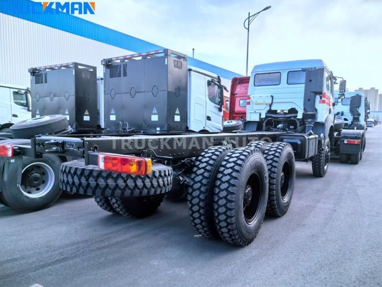 Angle arrière du BEIBEN 2642 AWD montrant les pneus et le châssis